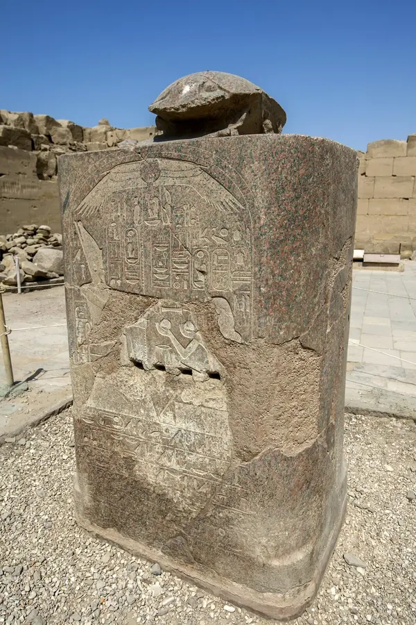 Tempio di Karnak: grande scarabeo di granito